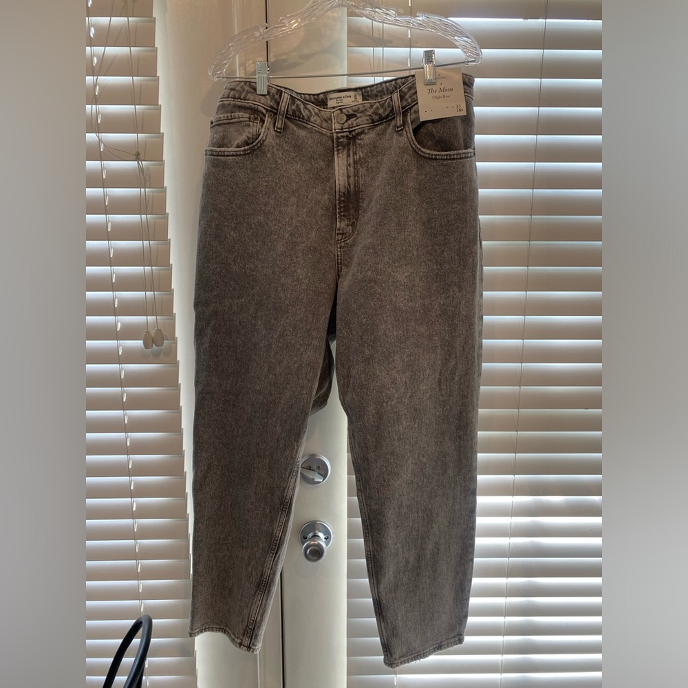 NWT Abercrombie Jeans Curve Love High Rise Mom Jeans Size 33 16 Regular
